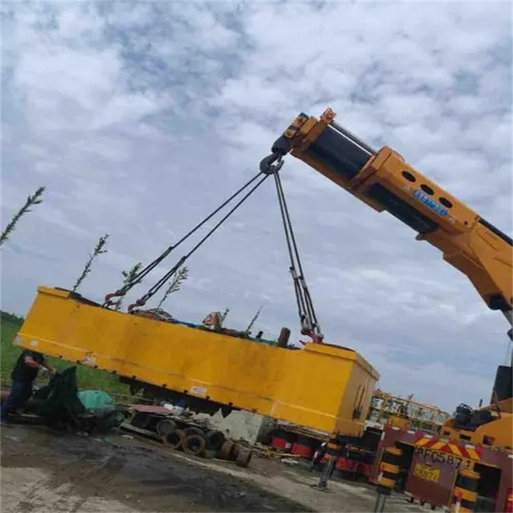 华容吊运集装箱的吊车